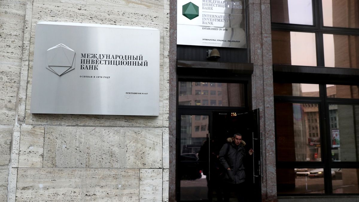 České fondy nakupovaly ještě měsíc před invazí dluhopisy ruské banky